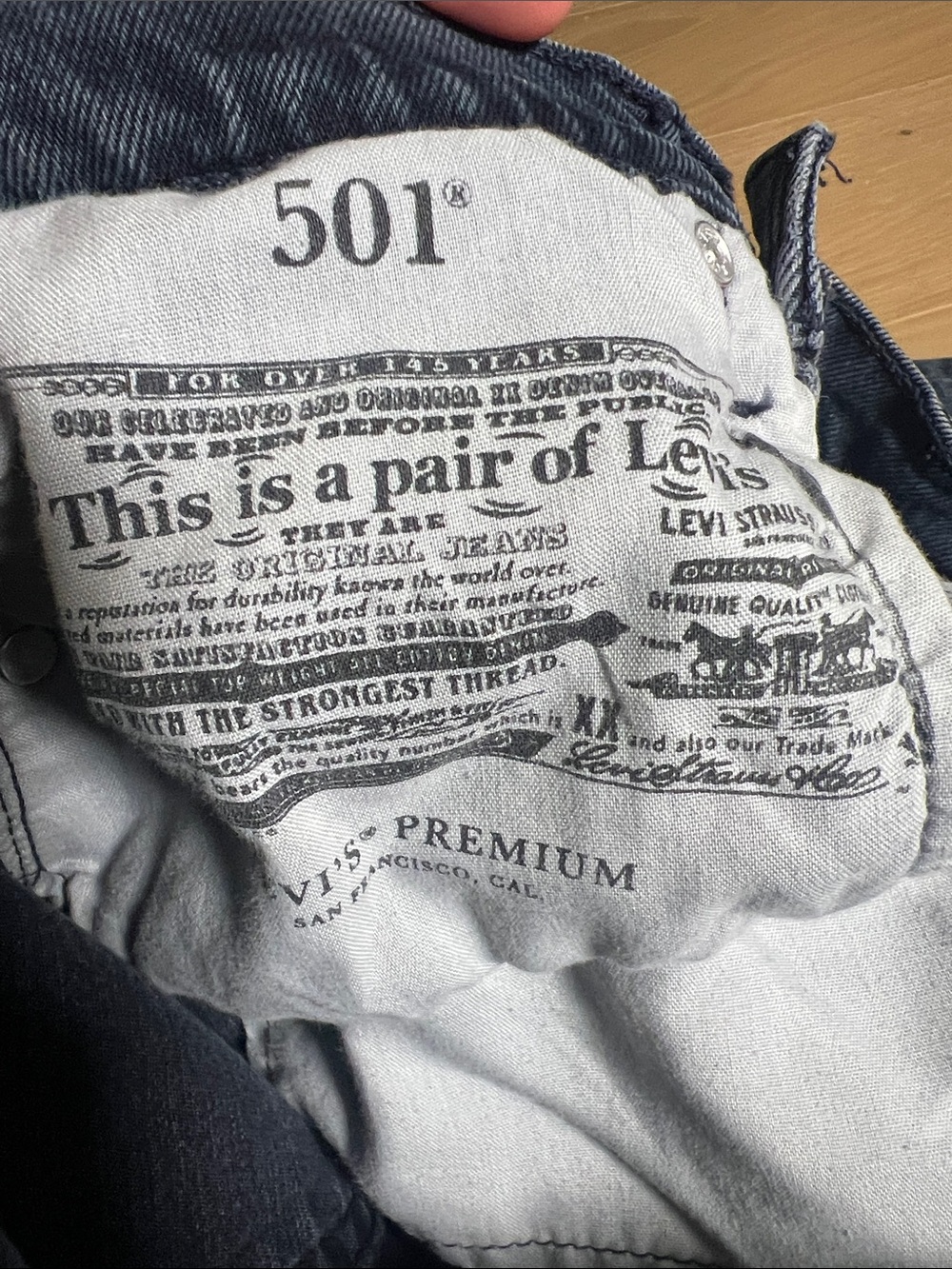 Women’s Levi’s 501 Dark Cropped Jeans - Picture 10 of 10